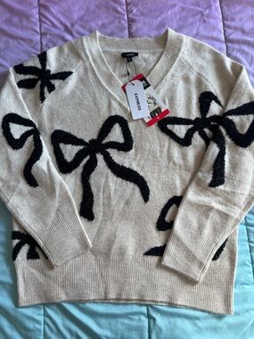 Express Cream V-Neck Sweater with Black Bow Motifs